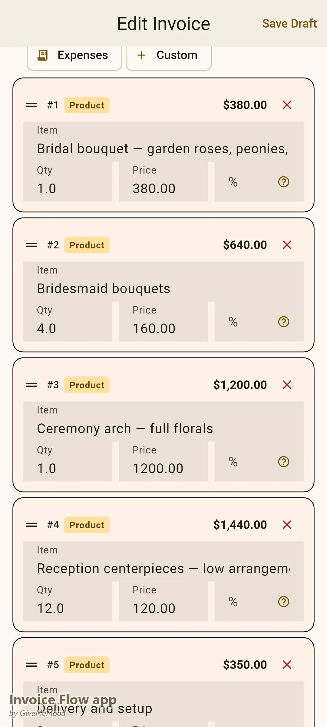 Editorul de facturi din Invoice Flow app al unui florar — o nuntă cu buchet de mireasă, buchete de domnișoare de onoare, arcadă de ceremonie, aranjamente și livrare detaliate cu locația și avansul în câmpuri personalizate